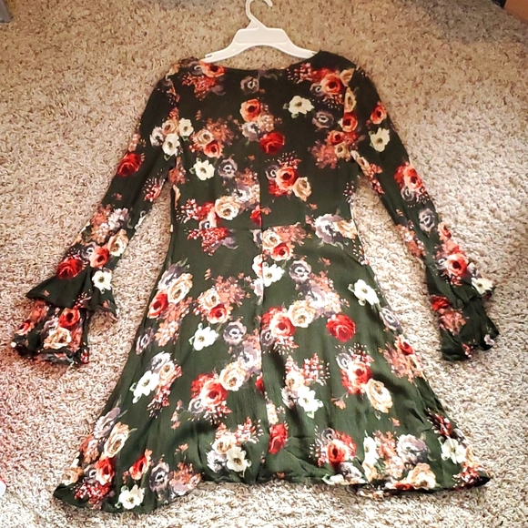 Altar'd State dark green floral print bell sleeve ruffle dress size Medium - Picture 4 of 4